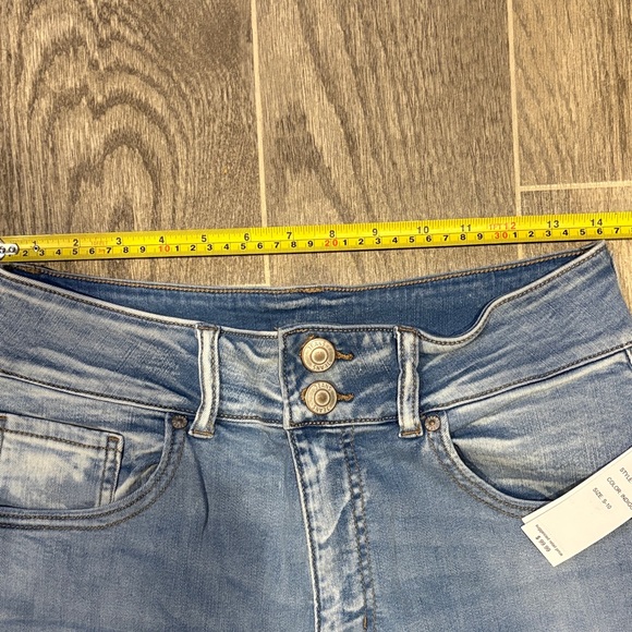 High-Rise Wide-Leg Jeans in Light Blue Wash - Picture 5 of 6